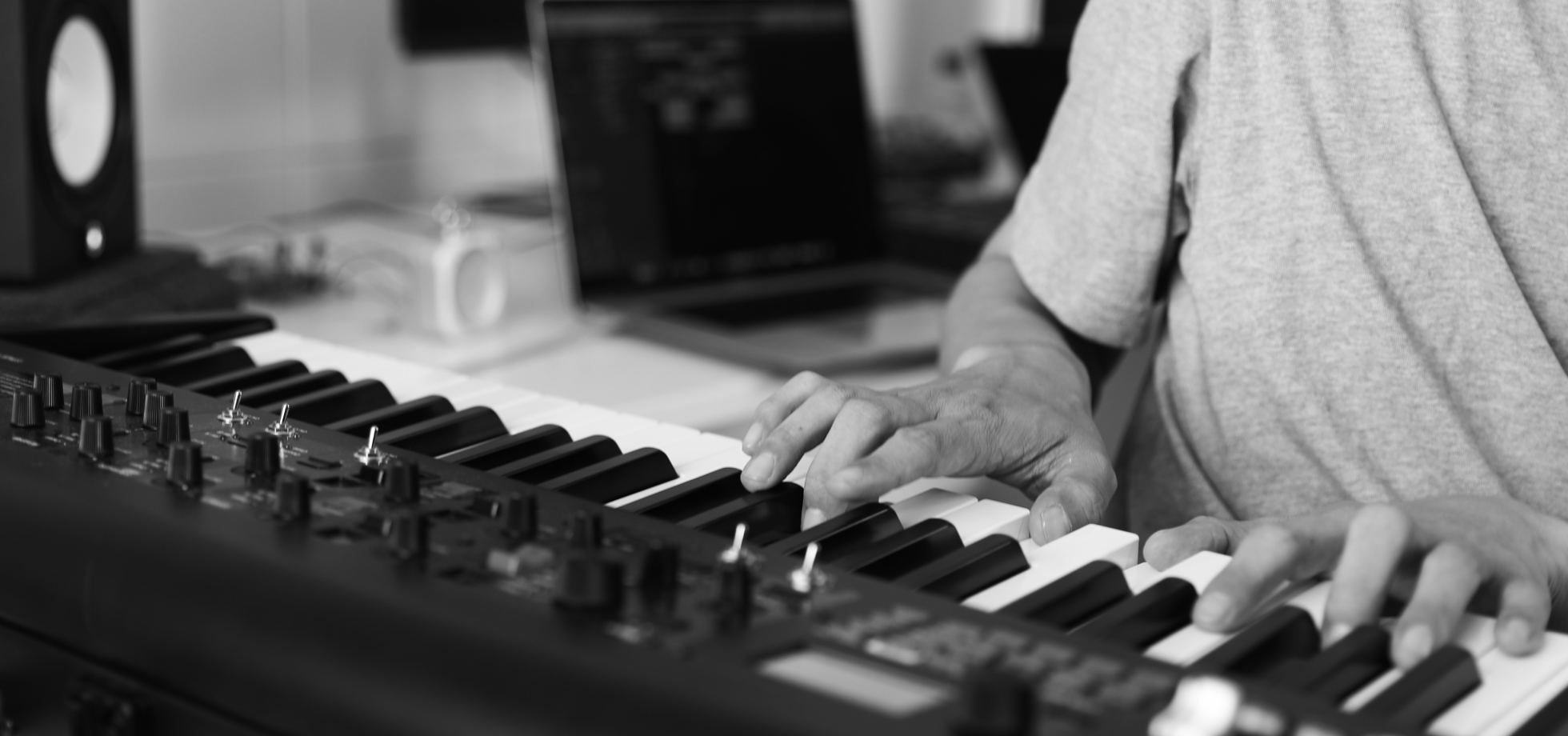 音楽スタジオでキーボードを演奏する手元