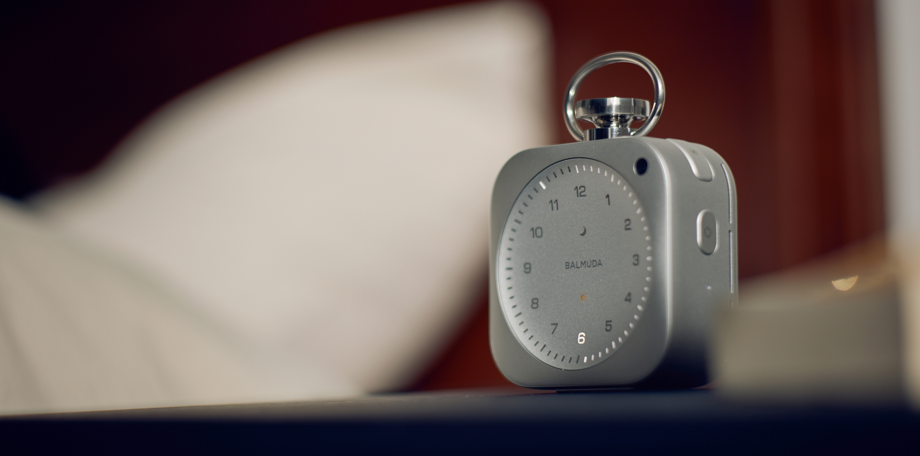 ベッドサイドに置かれたThe Clock