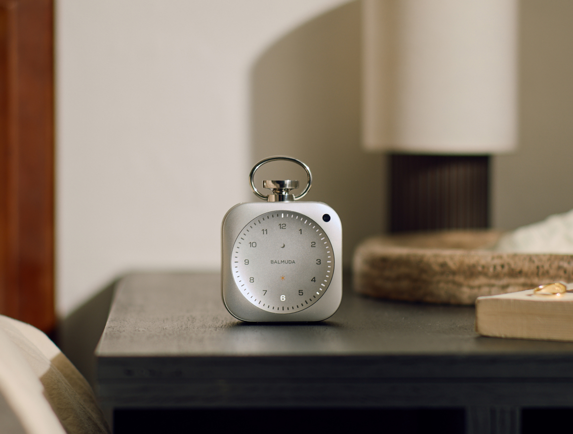 The Clockが夜の部屋で光る様子