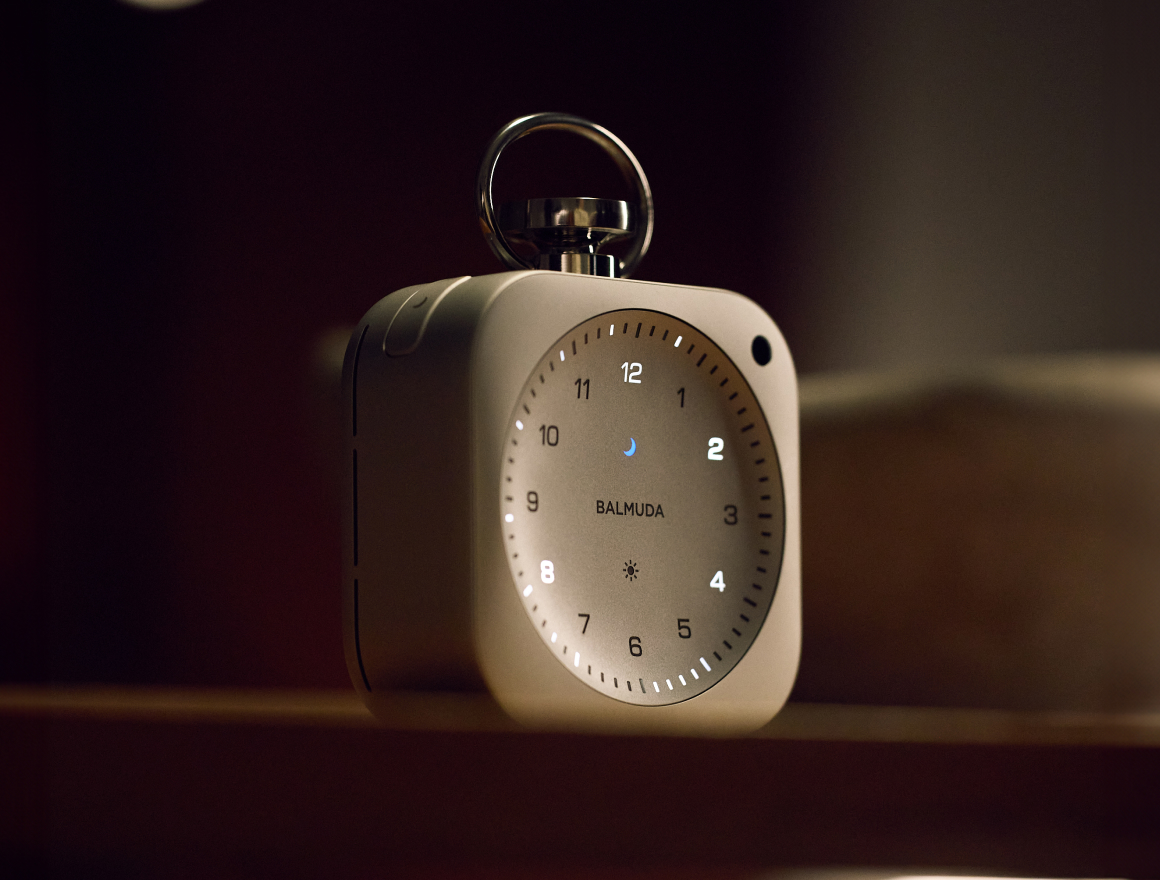 The Clockが夜の部屋で光る様子