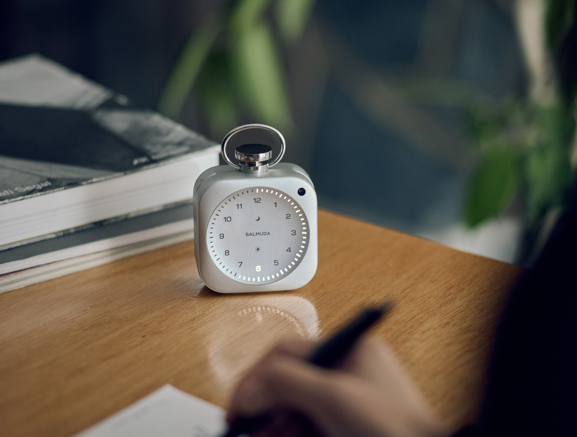 The Clockが夜の部屋で光る様子